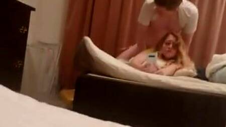 Рыжая девка с сочной жопой встает раком после минета