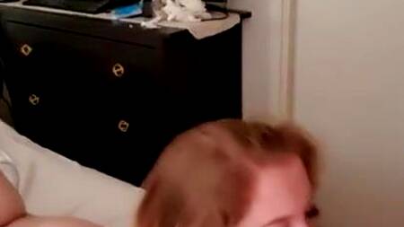 Рыжая девка с сочной жопой встает раком после минета