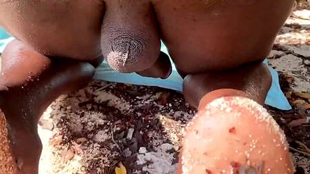 Познакомилась с негром на пляже и тут же ему отдалась