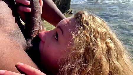 Познакомилась с негром на пляже и тут же ему отдалась