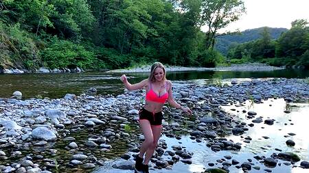 Милая блондинка на природе сосет толстый хуй