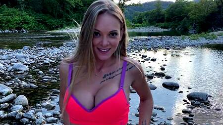 Милая блондинка на природе сосет толстый хуй