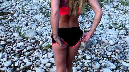 Милая блондинка на природе сосет толстый хуй