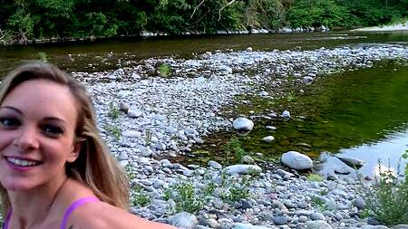 Милая блондинка на природе сосет толстый хуй