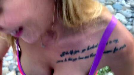 Милая блондинка на природе сосет толстый хуй