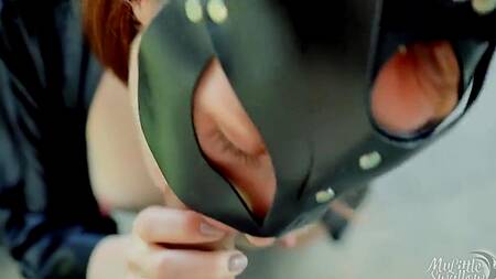 Рыжая развратница просит нассать ей на лицо