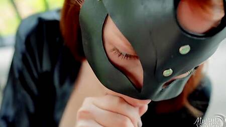 Рыжая развратница просит нассать ей на лицо