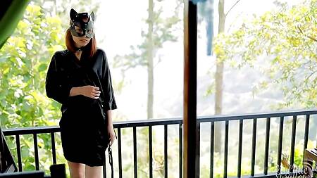 Рыжая развратница просит нассать ей на лицо