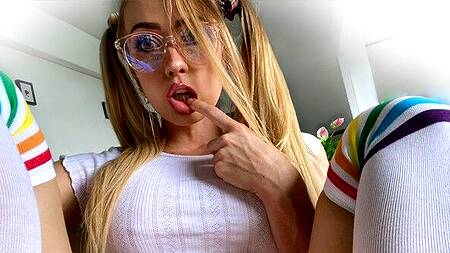 Вот чем занимается студентка дома - анальной мастурбацией