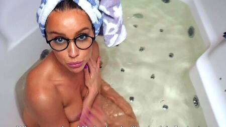 Красотка сосет член соседа в ванной пока муж дома