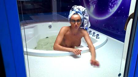 Красотка сосет член соседа в ванной пока муж дома