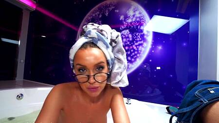 Красотка сосет член соседа в ванной пока муж дома