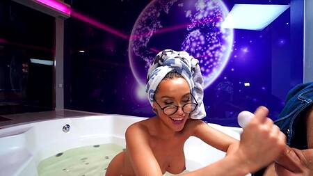 Красотка сосет член соседа в ванной пока муж дома