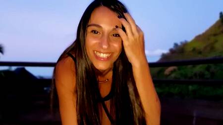 Красотка на балконе отеля наслаждается толстым членом