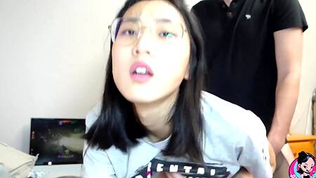 Азиатская студентка пошла в разнос и ебется с парнем