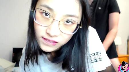 Азиатская студентка пошла в разнос и ебется с парнем