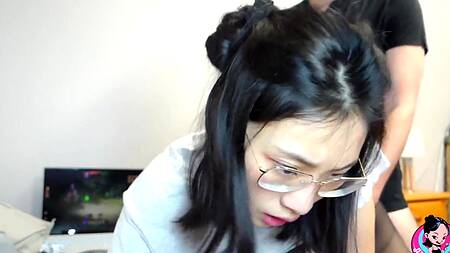 Азиатская студентка пошла в разнос и ебется с парнем