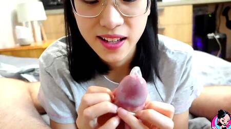 Азиатская студентка пошла в разнос и ебется с парнем