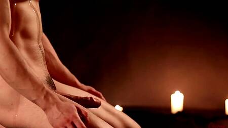 Эротический массаж от блондинки дарит парню сильный оргазм