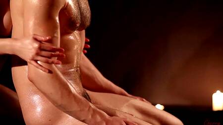 Эротический массаж от блондинки дарит парню сильный оргазм