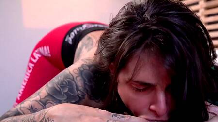 Толстый хуй для татуированной неформалки, чтобы она сосала