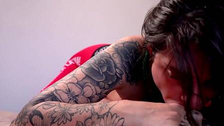 Толстый хуй для татуированной неформалки, чтобы она сосала