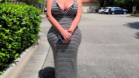 Жопастая телка в полосатом платье заходит в гости и дает в пизду