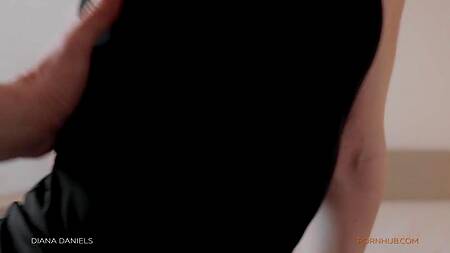 Задирает платье красотки и ставит её раком для секса