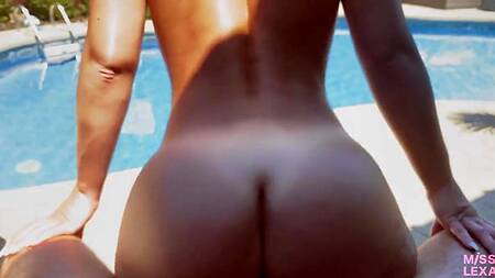 Всё идеально: выходной, бассейн и сексуальная жена рядом