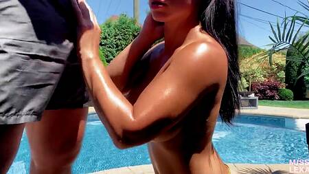 Всё идеально: выходной, бассейн и сексуальная жена рядом