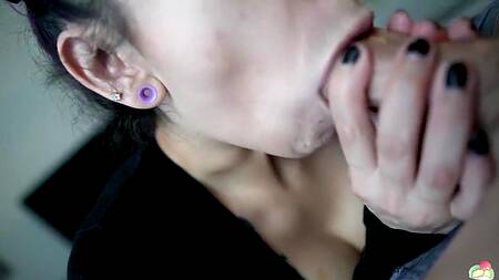 Пирсинг на языке красотки дарит дополнительный кайф во время минета