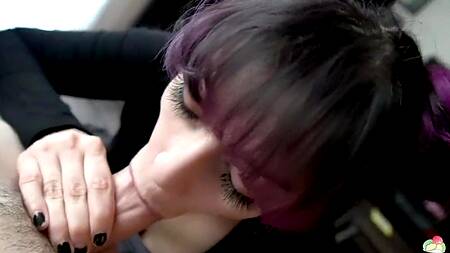 Пирсинг на языке красотки дарит дополнительный кайф во время минета