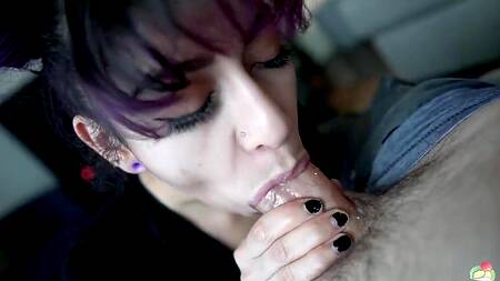 Пирсинг на языке красотки дарит дополнительный кайф во время минета