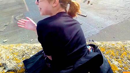 Поднялась на крышу, чтобы там сделать минет и трахнуться