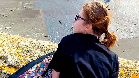 Поднялась на крышу, чтобы там сделать минет и трахнуться