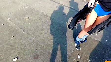 Поднялась на крышу, чтобы там сделать минет и трахнуться