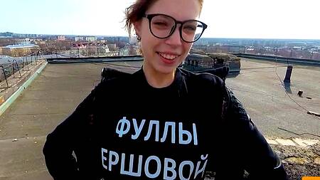 Поднялась на крышу, чтобы там сделать минет и трахнуться