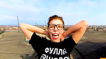 Поднялась на крышу, чтобы там сделать минет и трахнуться