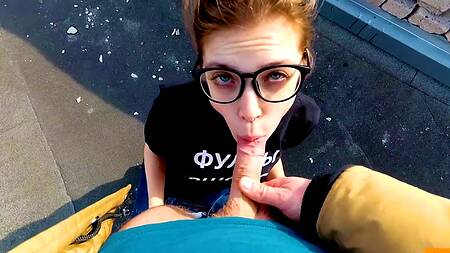 Поднялась на крышу, чтобы там сделать минет и трахнуться