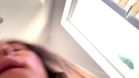 Сводная сестра будит брата минетом и садится на член