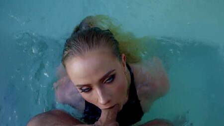 Если стало скучно в бассейне, красотка сделает минет