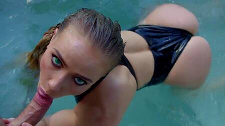 Если стало скучно в бассейне, красотка сделает минет