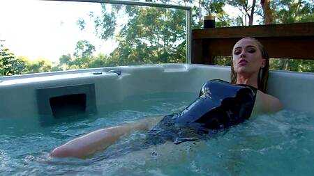 Если стало скучно в бассейне, красотка сделает минет