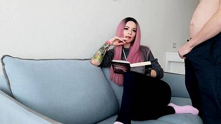 Студентка расстегивает джинсы и трахается раком