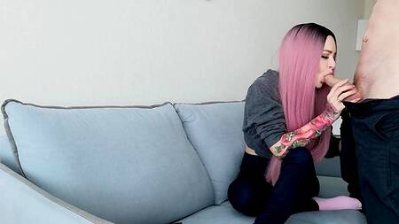 Студентка расстегивает джинсы и трахается раком