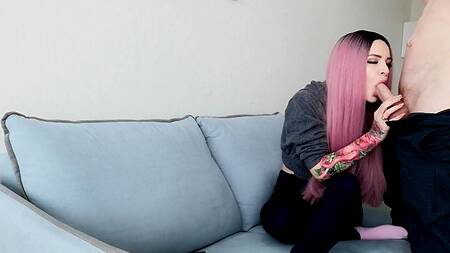 Студентка расстегивает джинсы и трахается раком