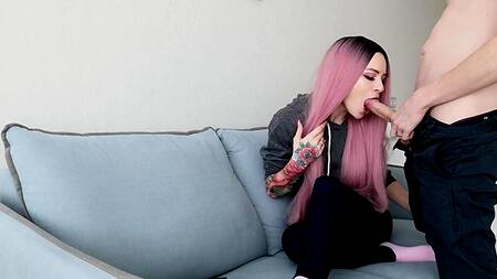 Студентка расстегивает джинсы и трахается раком