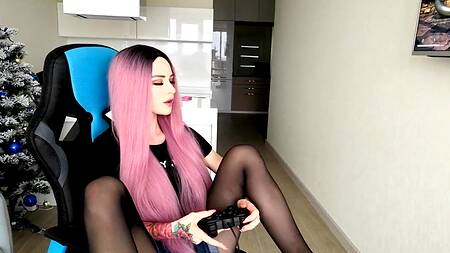Геймерша с розовыми волосами отвлекается от игры на секс