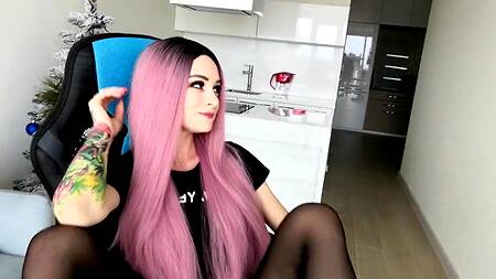 Геймерша с розовыми волосами отвлекается от игры на секс