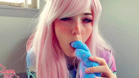 Милашка с розовыми волосами ублажает себя нестандартной игрушкой